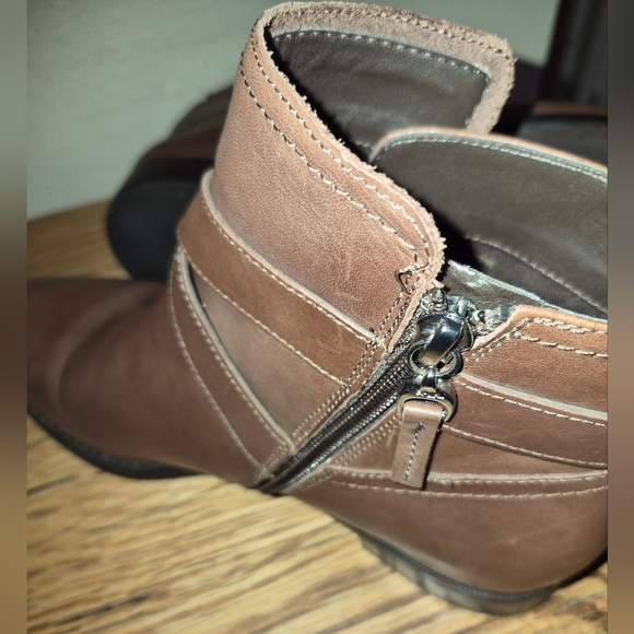 Ralph Lauren Brown Leather Hermione Ankle Boot, W/ Inside Zip Up - Picture 4 of 6